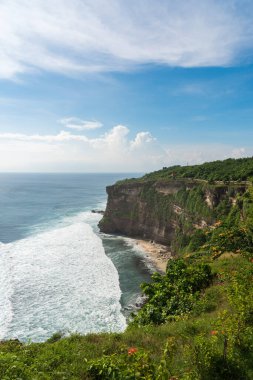 Endonezya, Bali 'de güzel, berrak gökyüzü ve mavi denizi olan Uluwatu uçurumunun güzel manzarası.