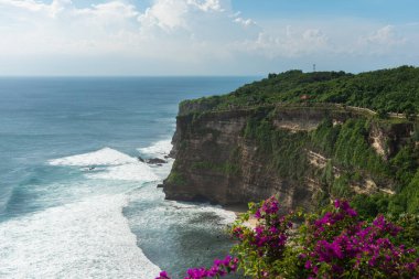 Endonezya, Bali 'deki güzel, berrak gökyüzü ve mavi denizle Uluwatu uçurumunun güzel manzarası..