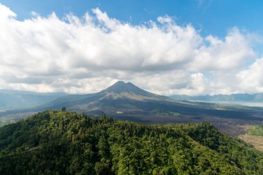 Endonezya, Bali 'de güzel bir gökyüzü ve yeşil ormanlı Kintamani Volkanı manzarası.