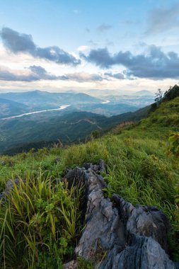 Mae Khong Nehri 'nin manzarası Chiang Rai, Tayland' daki Doi Pha Tang tepesinden alındı..