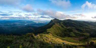 Mae Khong Nehri 'nin manzarası Chiang Rai, Tayland' daki Doi Pha Tang tepesinden alındı..