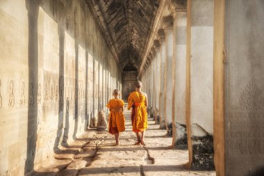 Siem Reap, Kamboçya 'da Angkor Wat' ın içinde yürüyen iki yeni yetmenin manzarası..
