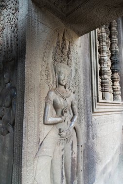 Siem Reap, Kamboçya 'da Angkor Wat' ın içindeki gülen Apsara 'nın bas-rahatlama manzarası..