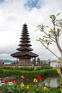 Endonezya, Bali 'de güzel bir günde Pura Ulun Danu' nun manzarası.
