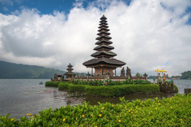 Endonezya, Bali 'de güzel bir günde Pura Ulun Danu' nun manzarası.