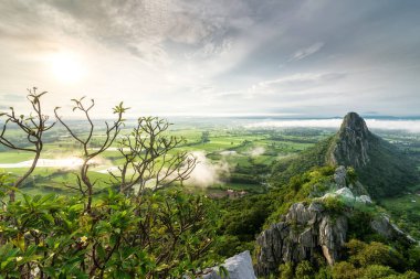Sabah Nakhon Sawan, Tayland 'da Khao Nor Dağı manzarası..