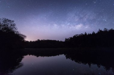 Chiang Rai, Tayland 'da şafak vakti Samanyolu ile gölün yansıması..