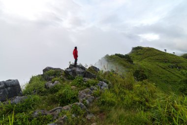 Chiang Rai, Tayland 'daki Pha Tang zirvesinde bir adam görülüyor..