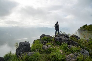 Chiang Rai, Tayland 'daki Pha Tang zirvesinde bir adam görülüyor..