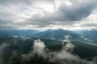 Chiang Rai, Tayland 'daki Pha Tang bakış açısından Khong nehri ve dağ katmanlarının güzel manzarası..