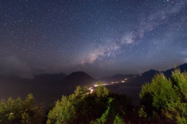 Şafak vakti Endonezya 'nın Java kentindeki volkan üzerinde Samanyolu' nun güzel manzarası.