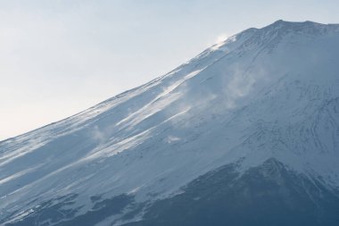 Fuji dağının karla kaplı zirvesinin güzel yakın görüntüsü.