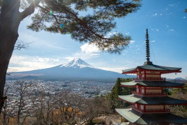 Fujiyoshida, Japonya 'daki Fuji Dağı geçmişine sahip Chureito pagoda manzarası.