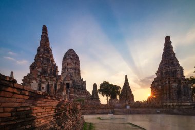 Ayuttaya, Tayland 'da gün batımında alacakaranlık gökyüzü ile Chaiwattanaram Tapınağı' nın uzun pozu.