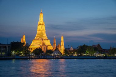 Wat Arun 'un güzel manzarası ya da Wat Chaeng olarak bilinen Tayland, Bangkok' ta alacakaranlıkta parlayan.