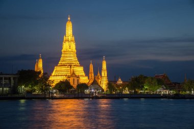Wat Arun 'un güzel manzarası ya da Wat Chaeng olarak bilinen Tayland, Bangkok' ta alacakaranlıkta parlayan.