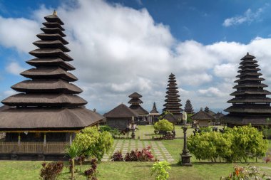 Pura Besakih 'in içindeki pagoda manzarası ya da Endonezya, Bali' deki Ana Tapınak.