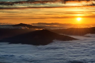 Chiang Rai, Tayland 'da Pha Tang tepesinin üzerinde güzel bir gün doğumu manzarası var..