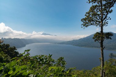 Bali Endonezya 'da güzel, berrak gökyüzü olan Bayun Gölü manzarası.