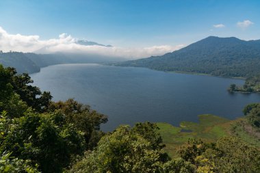 Bali Endonezya 'da güzel, berrak gökyüzü olan Bayun Gölü manzarası.