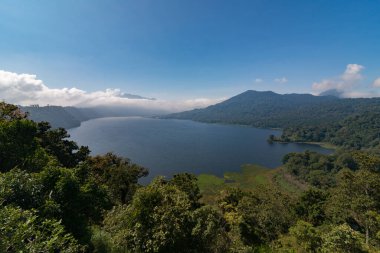 Bali Endonezya 'da güzel, berrak gökyüzü olan Bayun Gölü manzarası.