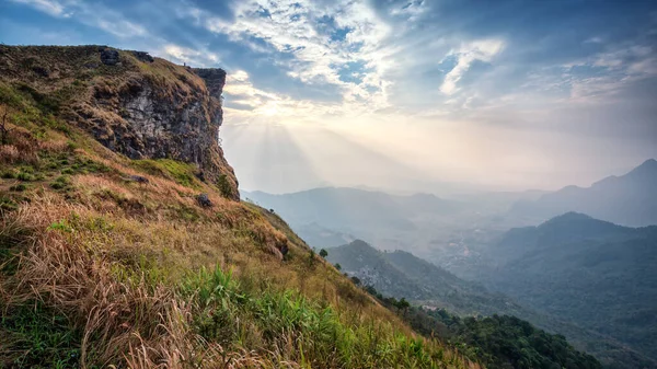 Sabahları Chiang Rai, Tayland 'daki dağın tepesinde Phu Chi Fa' nın manzarası..