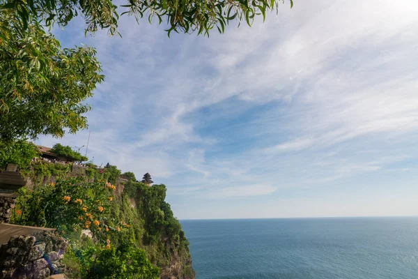 Endonezya, Bali 'de güzel, berrak gökyüzü ve mavi denizi olan Uluwatu uçurumunun güzel manzarası.
