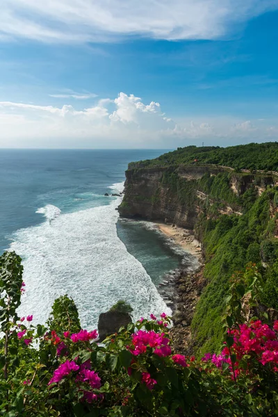 Endonezya, Bali 'de güzel, berrak gökyüzü ve mavi denizi olan Uluwatu uçurumunun güzel manzarası.