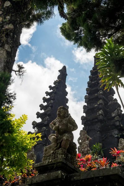 Kutsal kapının manzarası Pura Besakih 'teki volkan kayalarından ya da Endonezya' nın Bali kentindeki Ana Tapınak 'tan yapılmıştır..
