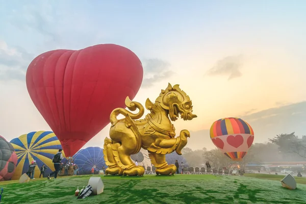 Chiang Rai, Tayland, 17 Şubat 2017: Uluslararası balon festivalinde renkli sıcak hava balonu görüntüsü.