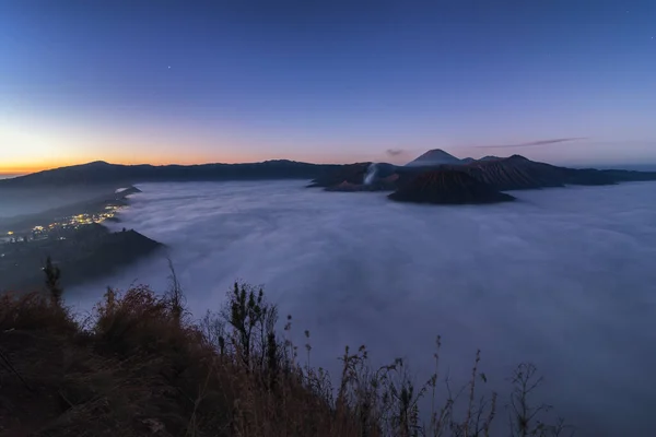 Hermosa Vista Del Volcán Bromo Batok Semeru Con Mar Niebla — Foto de Stock