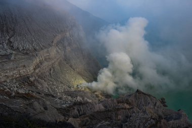 Java, Endonezya 'daki Kawah İjen Dağı' ndaki asit gölü ve uçurumun güzel manzarası.