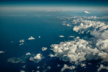 Japonya 'nın güzel manzarası ve uçak penceresinden alınan Fuji Dağı.
