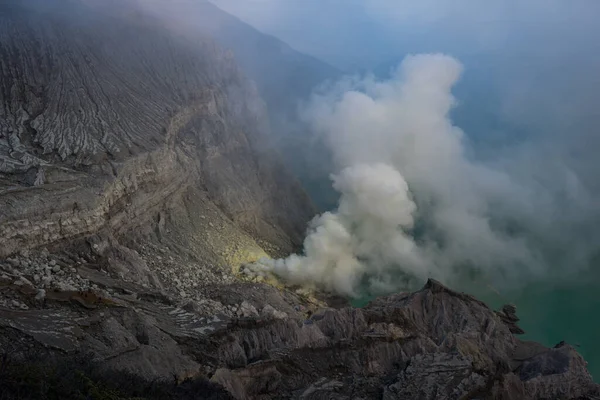 Java, Endonezya 'daki Kawah İjen Dağı' ndaki asit gölü ve uçurumun güzel manzarası.
