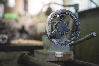 Atölyedeki retro Torna makinesinin kontrol tekeri parçası.