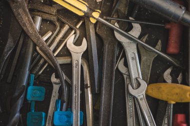 İngiliz anahtarı, İngiliz anahtarı, İngiliz anahtarı, atölyedeki kirli kutuda çeşitli anahtar aletleri.