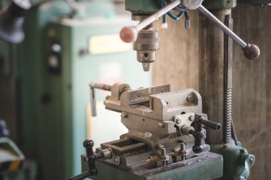 Atölyedeki eski sondaj makinesi..