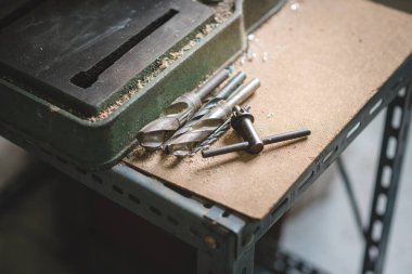 Çalışan bir istasyonda paslı matkap uçları.