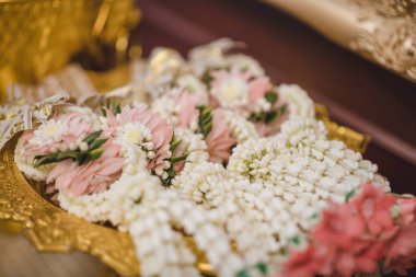 Phan Tangası 'ndaki Jasmine çelenk (altın tepsi) Tayland' da bir düğün töreninde kullanıldı..