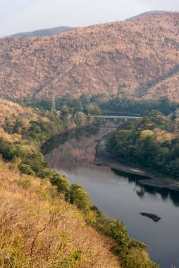 Tayland 'ın Tak eyaletinde kurak mevsimde Bhumibol barajından nehrin manzarası.