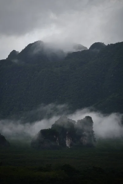 Detailní Záběr Mlhu Nad Horou Při Západu Slunce Provincii Krabi — Stock fotografie