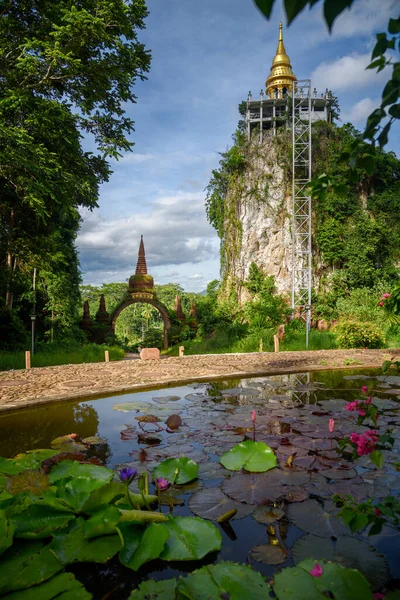 Khao Na Nai Luang Dharma Parkı ya da Tayland 'ın Surat Thani Eyaleti' nde açık bir gökyüzünde lotus havuzlu Phutthawadee kemeri manzarası. (Tayland alfabesi bu yerin adı 