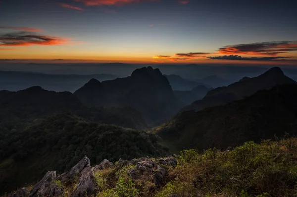 Doi Luang Chiang Dao 'nun manzarası gün batımından sonra alacakaranlık gökyüzü ile Tayland, Chiang Mai' de..