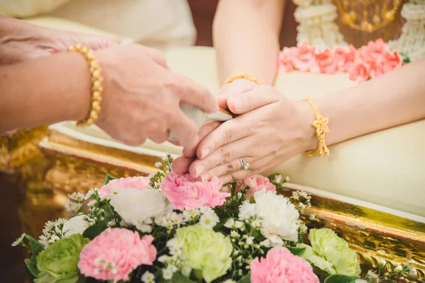 Riego Concha Una Ceremonia Boda Tailandesa — Foto de Stock