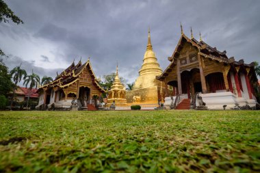 Wat Phra Singh 'in manzarası Tayland' ın Chiang Mai şehrinde bulutlu bir günde.