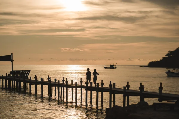 Paisagem Silhueta Casal Caminhando Ponte Madeira Pôr Sol Ilha Koh — Fotografia de Stock