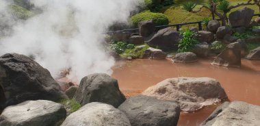 Sıcak kaynak suyu (Hells), Umi Jigoku 'daki kırmızı gölet Beppu, Oita-shi, Kyushu, Japonya