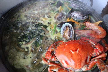 Bomal Kalguksu. Üst Kabuklu Erişte Çorbası