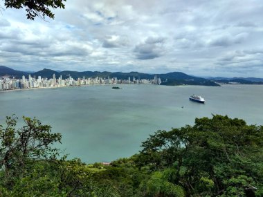 Şehir deniz manzarası yukarıdan