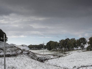 Sicilya manzarası, MilitelloVC yakınları, kırsal bölge sessizlik ve kontluk harabesi. Saklı Sicilya, bulunması zor ama gerçek, otantik ve harika, kar, eski demiryolu sessizliği.